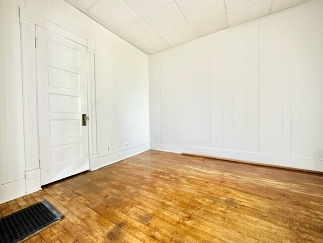 Building Photo - 122 S Van Buren St