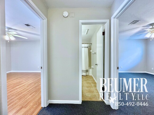 Building Photo - 2br 1.5 bath Townhome Located Close to Water