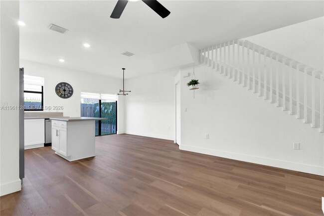 Building Photo - 859 NE 211th St