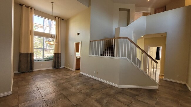 Building Photo - Beautiful Home in Quiet Neighborhood.