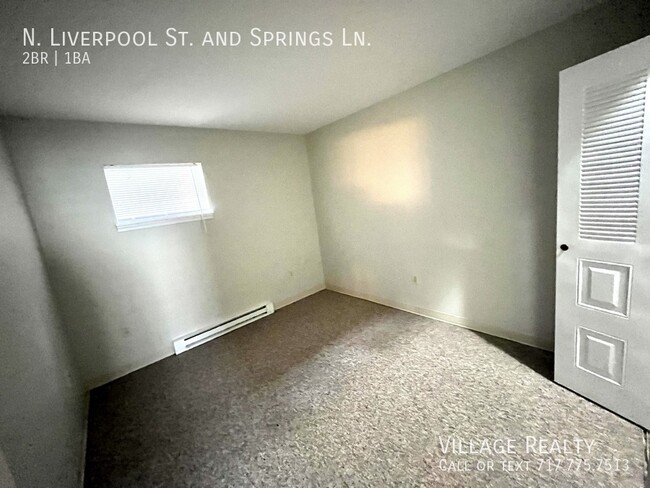 Building Photo - No steps! Affordable 2-Bed Convenient to I...