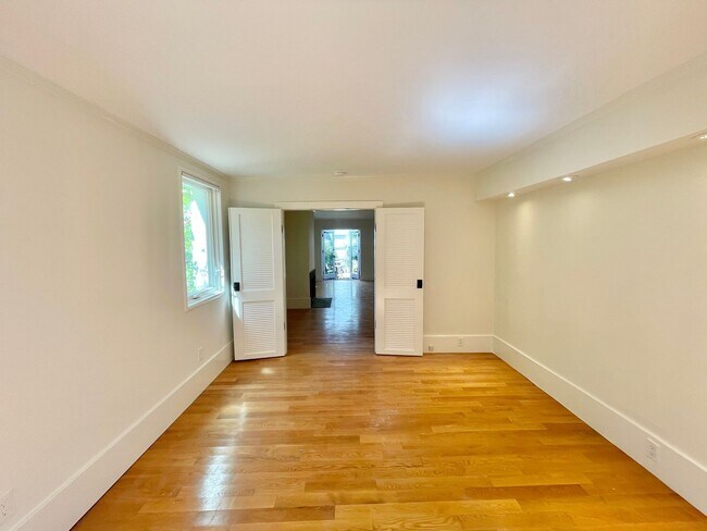 Building Photo - Castro/ Eureka Valley Full Floor Remodeled Victorian Condo in a Garden Setting - PROGRESSIVE
