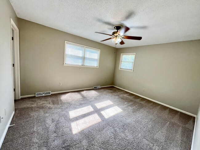 Building Photo - 4 Bedroom, 3 Bath walking distance to Amanda Arnold Elementary!