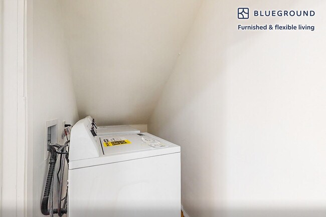 Building Photo - 7949 Romaine St