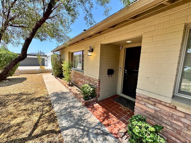 Building Photo - 8238 E Vista Dr