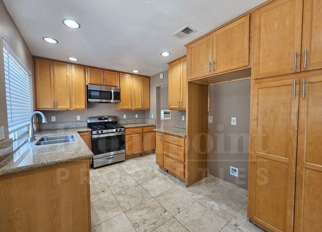 Building Photo - 605 Iona Ct