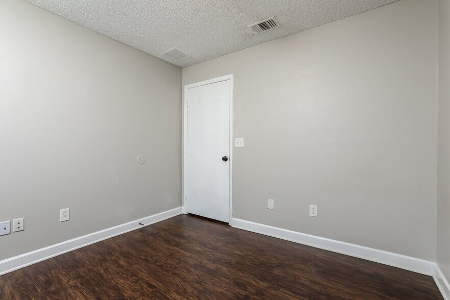 Building Photo - 1009 Black Willow Dr