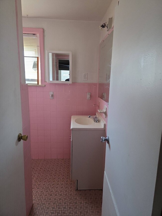 Building Photo - 1816 S Chadwick St