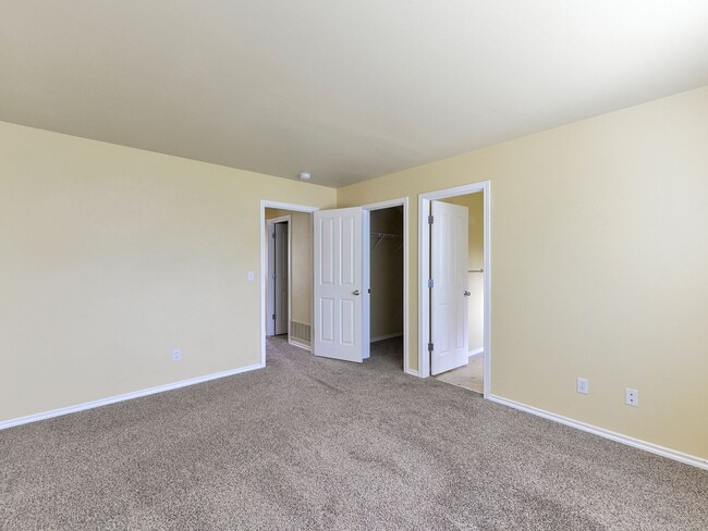 Building Photo - Charming 3-Bedroom Home with Spacious Back...