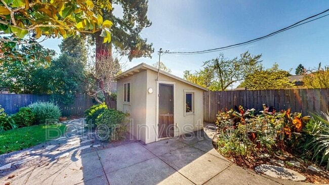 Building Photo - 2224 Midway Dr