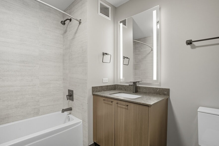 Building Photo - 931 W Washington Blvd