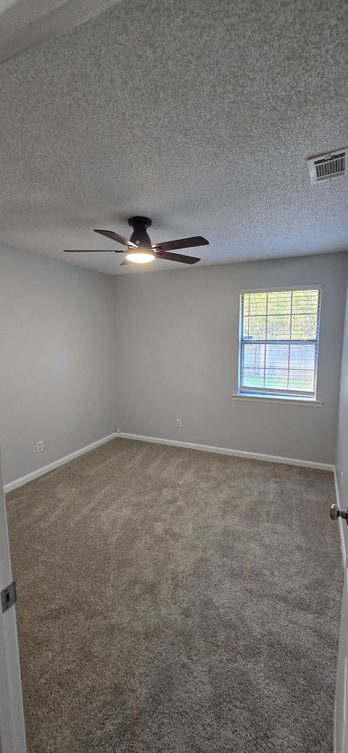 Building Photo - FOR RENT