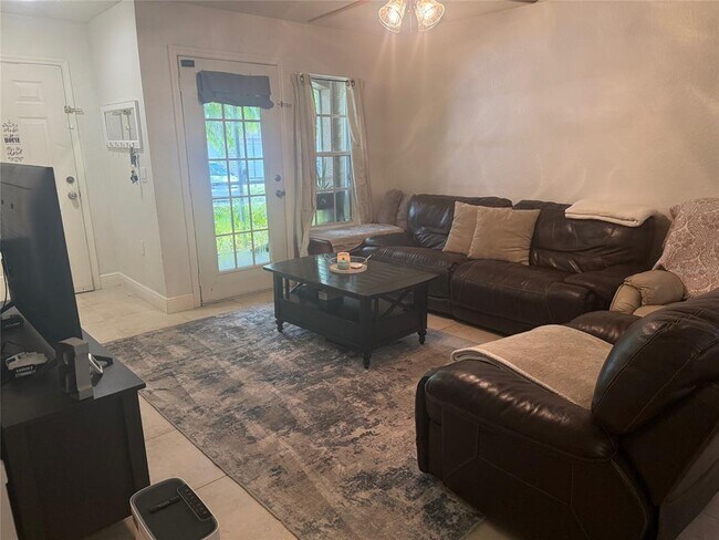 Building Photo - 8827 Manor Loop