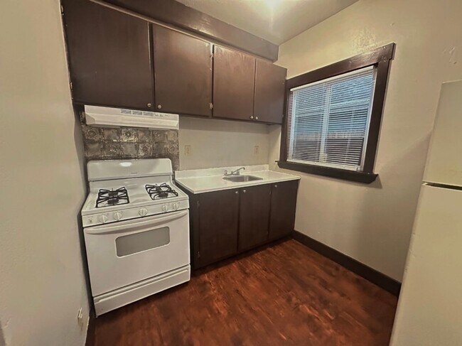 Primary Photo - 201 East Sixth Street-1