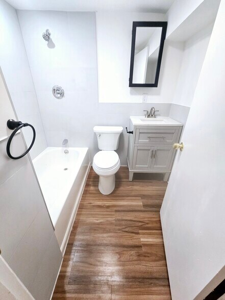 Building Photo - 686 Parker St