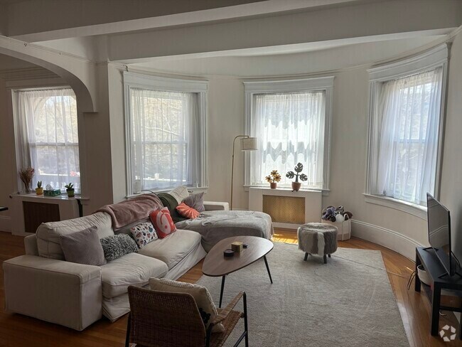 Building Photo - 1070 Beacon St