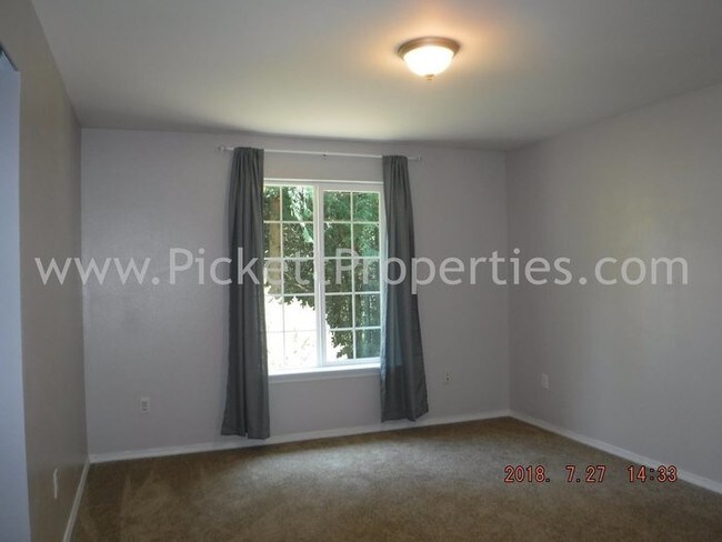 Building Photo - 2709 NE Strand Rd