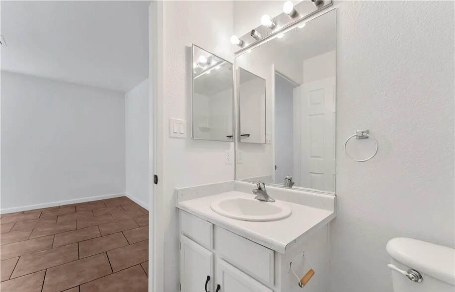 Building Photo - 5076 S Rainbow Blvd