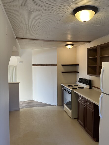 kitchen stove - W4160 Main Rd