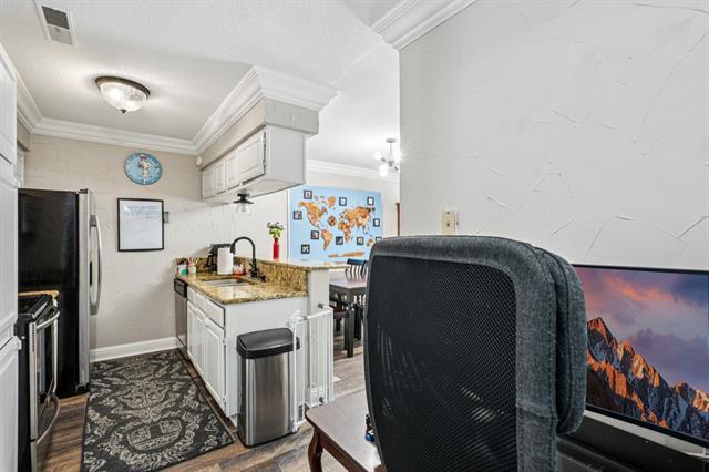 Building Photo - 1610 Brentwood Dr
