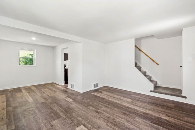 Building Photo - AVAILABLE OCT 1ST! DON'T MISS THIS RENOVAT...