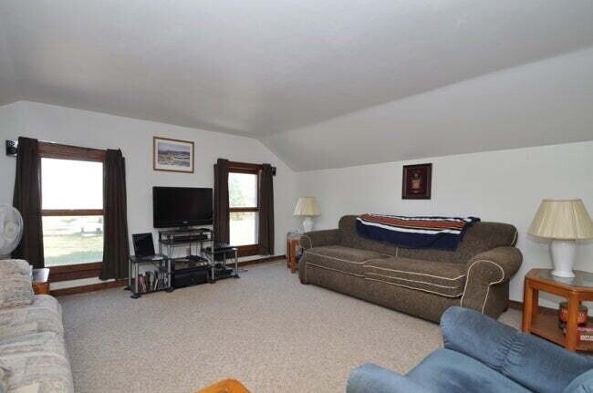 Building Photo - 1 Bed 1 Bath Upper Unit