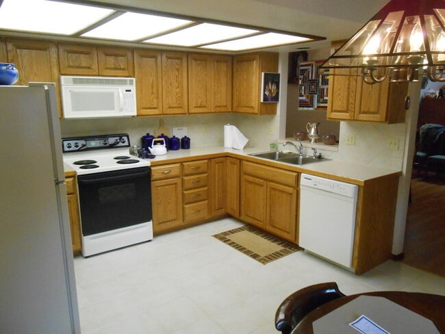 Building Photo - Charming 2 Bed/2 Bath Condo Near the Sculpture Park