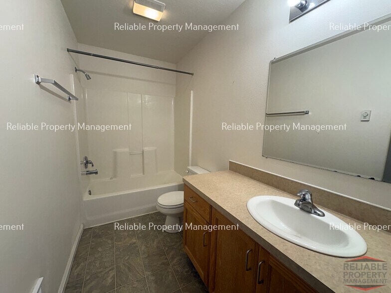 Building Photo - 620 Linden Dr