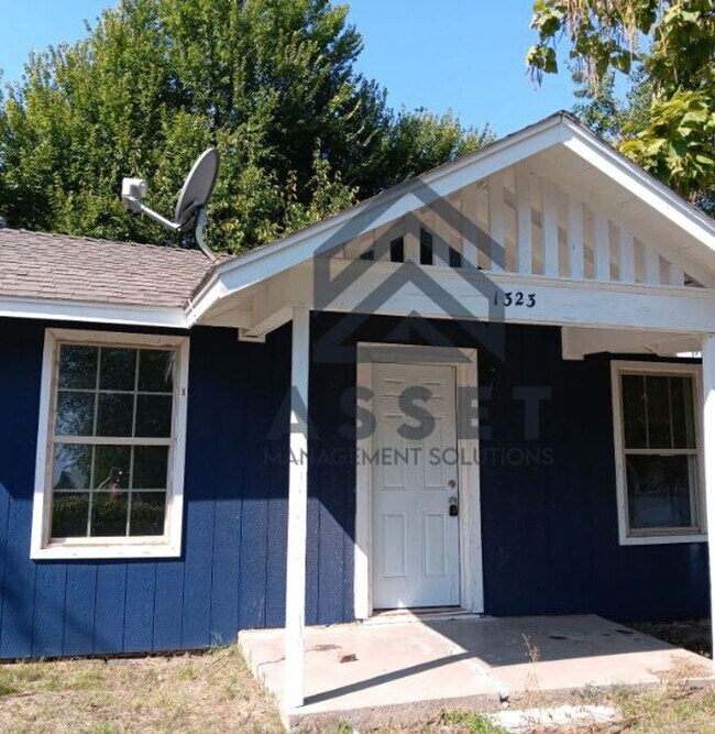 Building Photo - 1323 S Blackwelder Ave