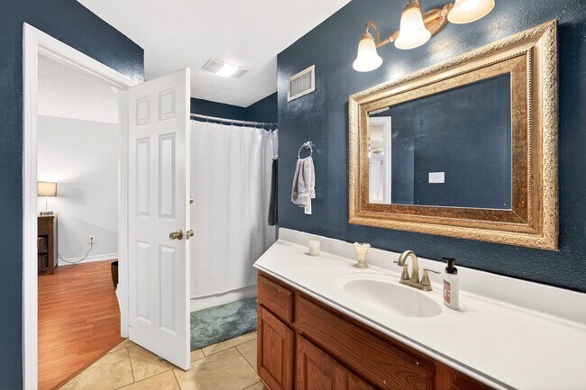 Building Photo - 1308 Roanoke Ct