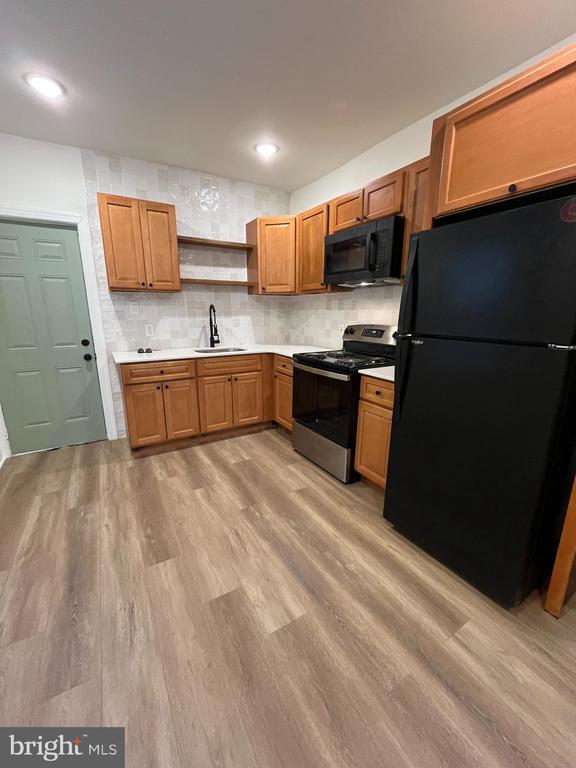 Building Photo - 533 S Salford St