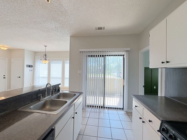 Building Photo - Welcome to this charming 2-bedroom, 2-bath...