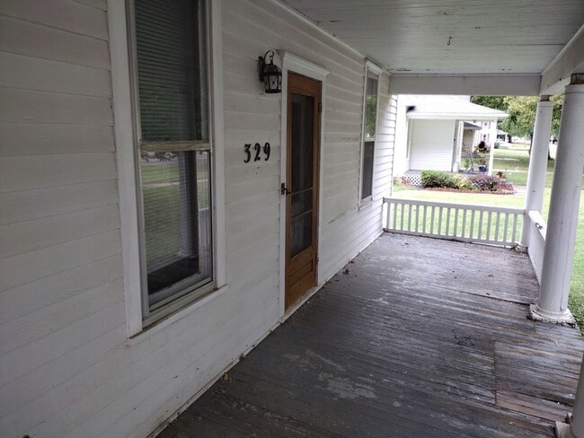 Building Photo - MAIN FLOOR LARGE APARTMENT