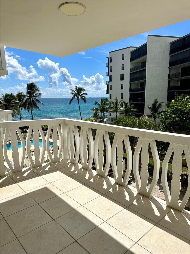 Building Photo - 1169 Hillsboro Mile