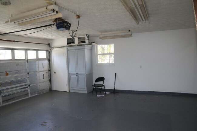 Building Photo - 2341 SE Maslan Ave