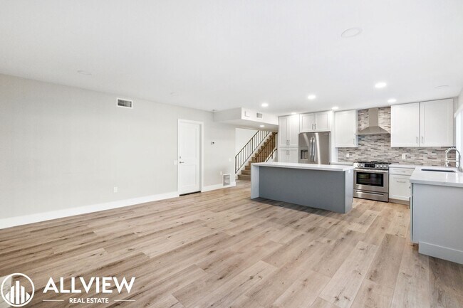 Building Photo - Welcome to this stunning 5-bedroom, 4-bathroom home located in the desirable Huntington Beach nei...