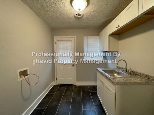 Building Photo - 170 Eastview Dr