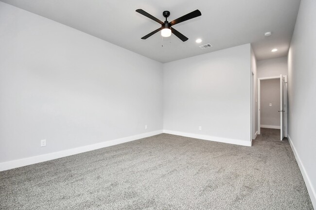 Building Photo - 3814 Lakewood Dr