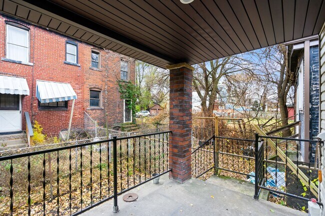 Building Photo - Renovated 2 Bed, 1.5 Bath Rowhome in Hazelwood - Central AC & Heat, Laundry - Available Now!