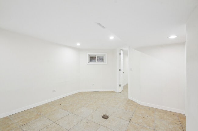 Building Photo - 2336 W Taylor St