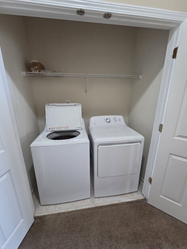 Building Photo - 2/2 Townhome close to shopping and dining