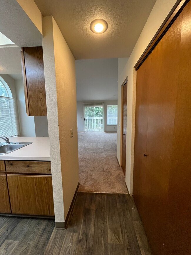 Building Photo - Great Two Bedroom in Roosevelt Neighborhood