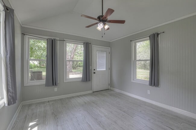 Building Photo - 308 Elm Ave