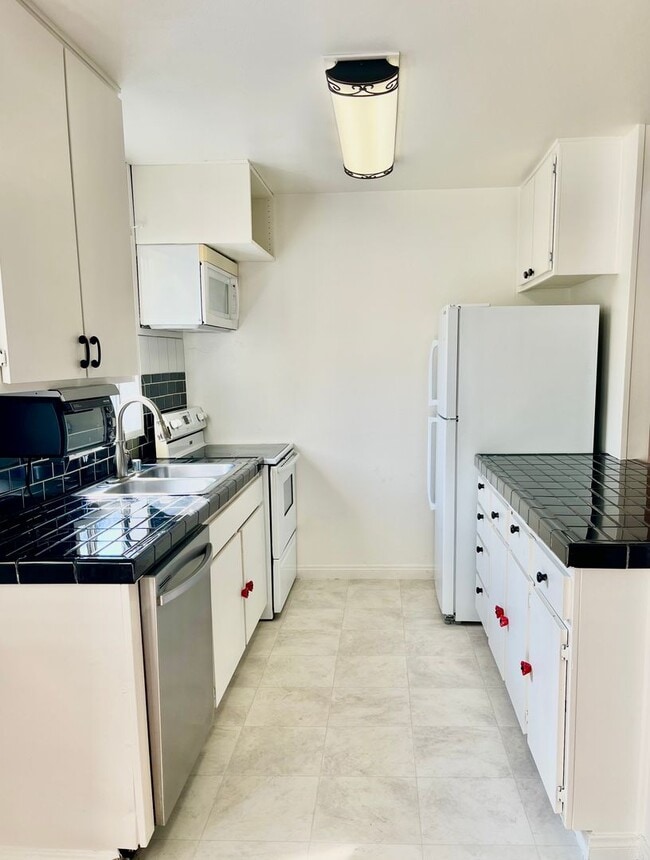 Building Photo - Charming 2 Bed 2 Bath Condo with Washer and Dryer!