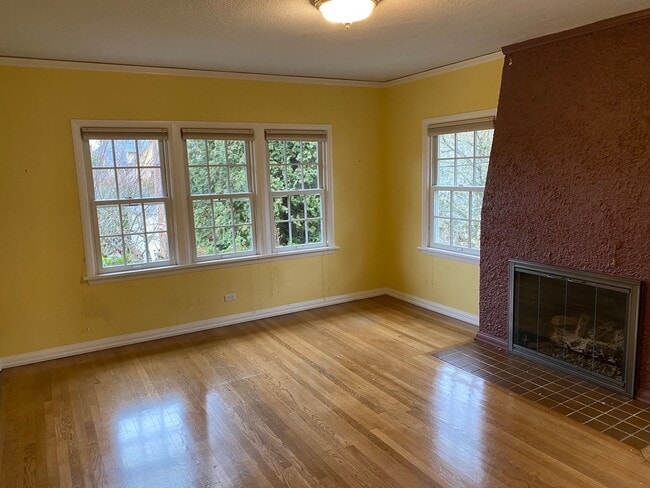 Building Photo - Amazing Irvington Charm - 3 bedroom Duplex...