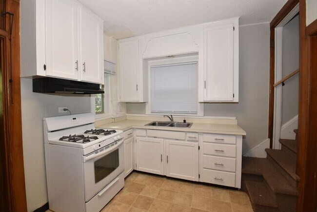 Building Photo - Near Downtown South Bend 3 bedroom home