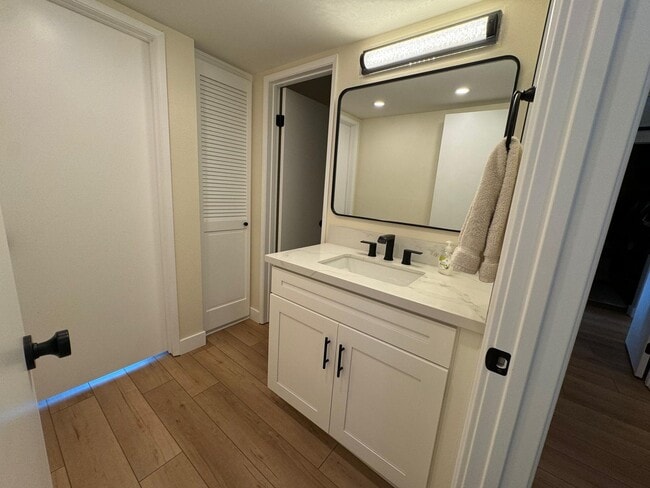 Building Photo - Move in ready Condo!