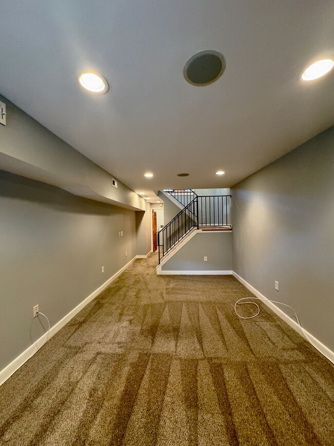 Building Photo - Spacious 3-Bedroom Townhome with Modern Am...