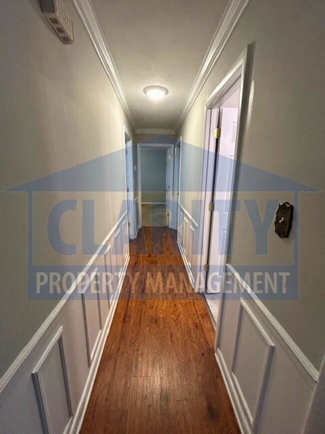 Building Photo - Centrally located, three bedroom home!