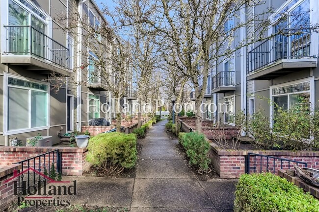 Building Photo - Stylish Townhome Near MAX, Nike & Costco in Prime Beaverton Location
